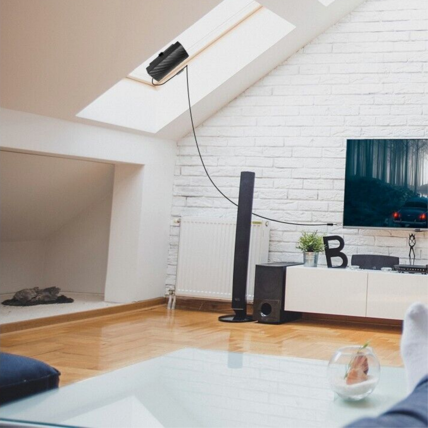Antenne satellite intérieure HDTV compacte pour réception HD, design élégant, installation facile, clarté exceptionnelle.