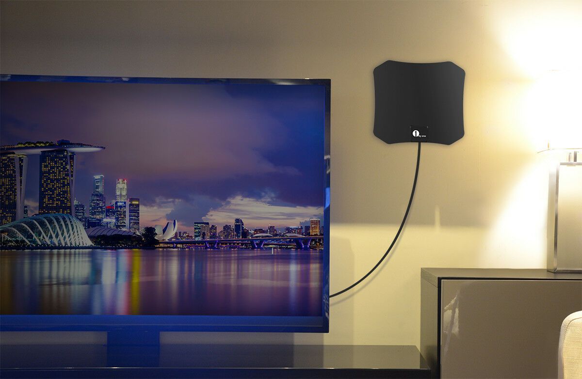 Antenne satellite intérieure HDTV compacte pour réception HD, design élégant, installation facile, clarté exceptionnelle.