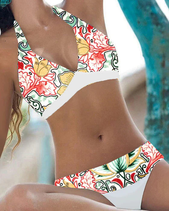 "Bikini deux pièces élégant pour femmes, détails subtils, couleurs variées : blanc, rouge, bleu, violet, noir, rose."