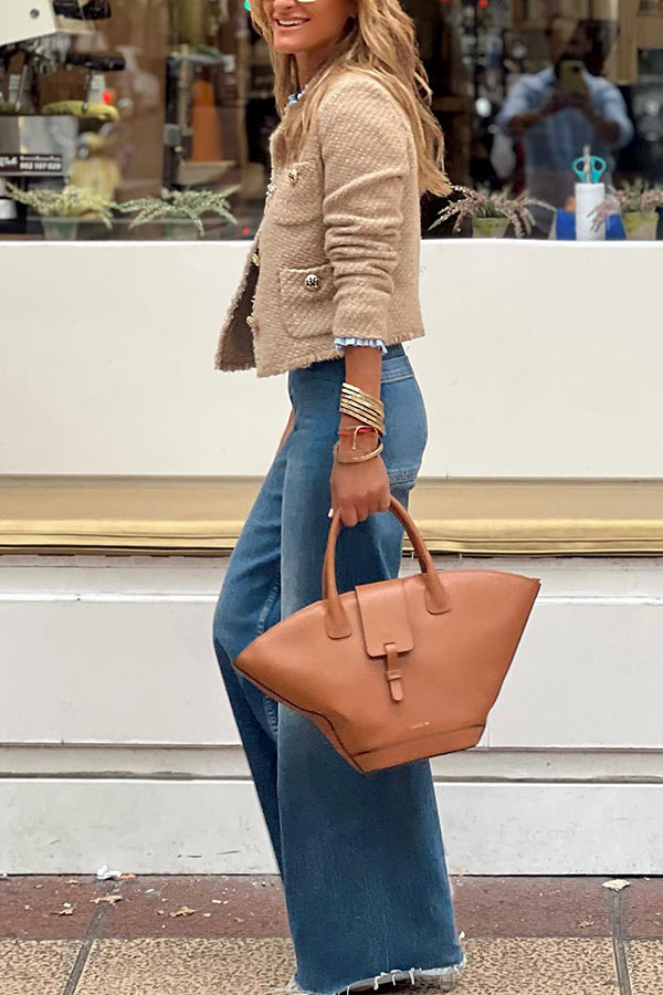 "Blazer beige pour femme, col rond et boutons subtils, idéale pour un style élégant et professionnel"