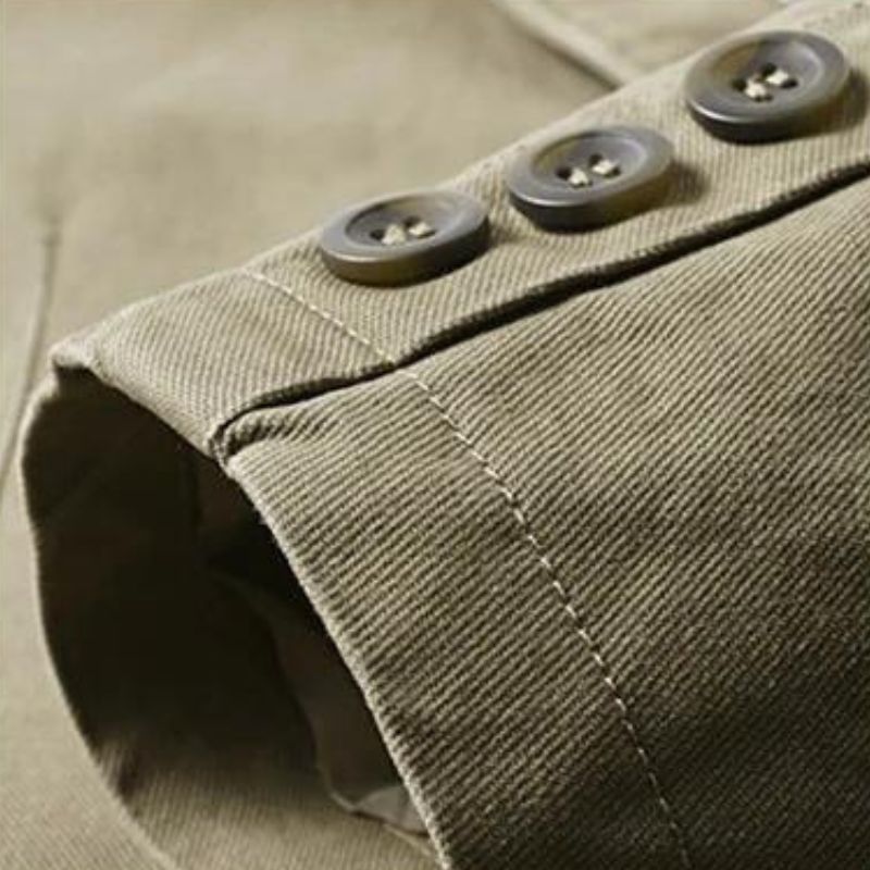 Blazer Clarence pour homme, léger et décontracté, coupe ajustée, tissu respirant, élégance moderne sur fond neutre.