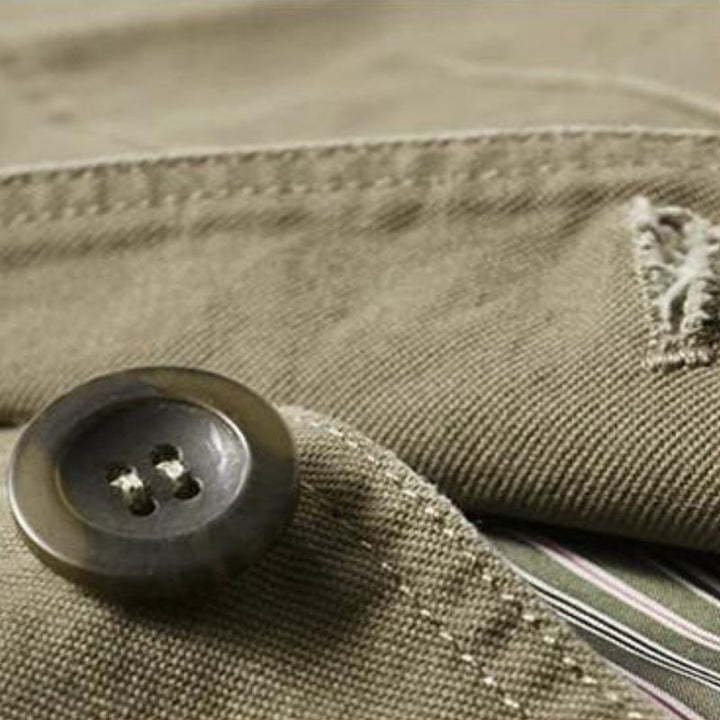 Blazer Clarence pour homme, léger et décontracté, coupe ajustée, tissu respirant, élégance moderne sur fond neutre.