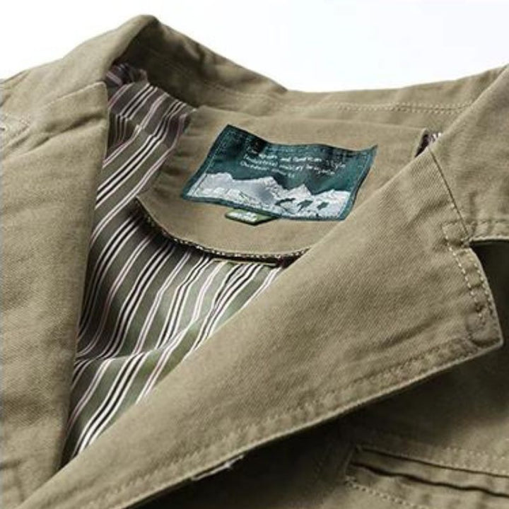 Blazer Clarence pour homme, léger et décontracté, coupe ajustée, tissu respirant, élégance moderne sur fond neutre.