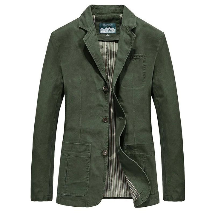 Blazer Clarence pour homme, léger et décontracté, coupe ajustée, tissu respirant, élégance moderne sur fond neutre.