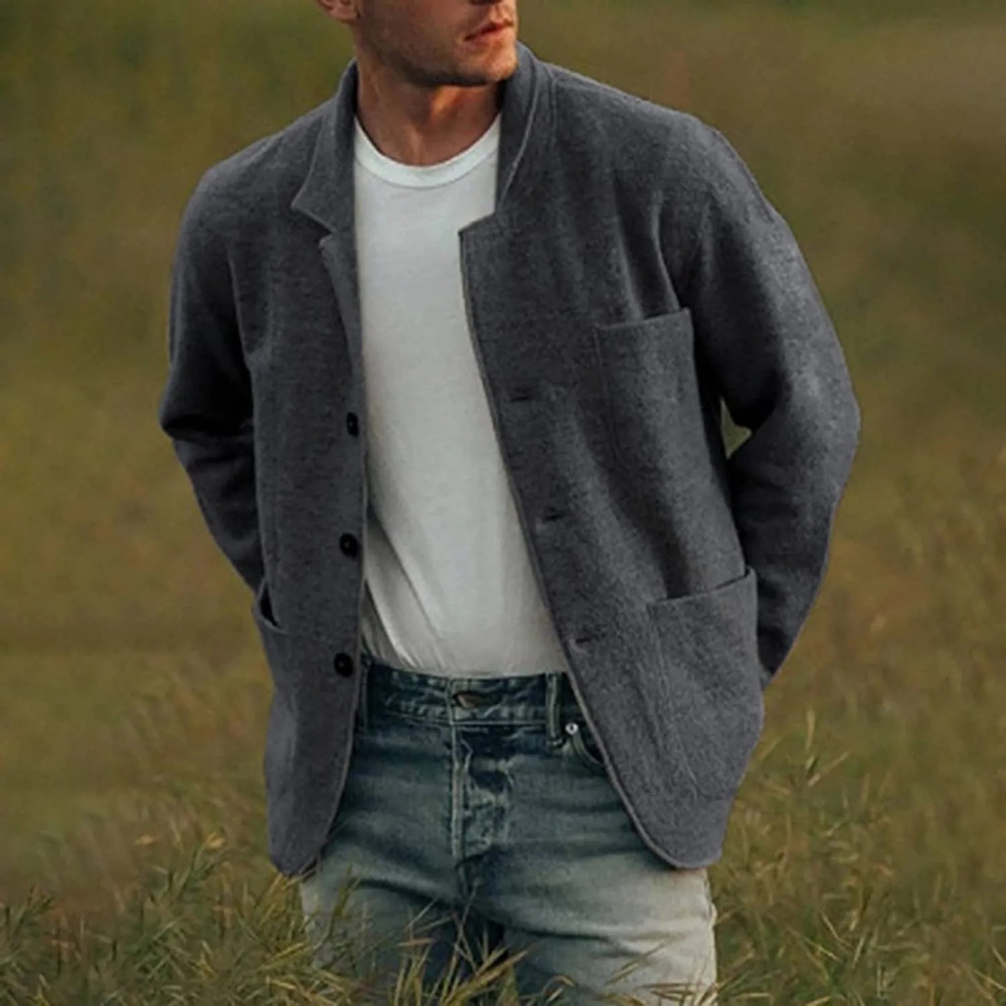 Blazer élégant homme avec poches multiples, coupe chic et moderne, couleur neutre, parfait pour toutes occasions.