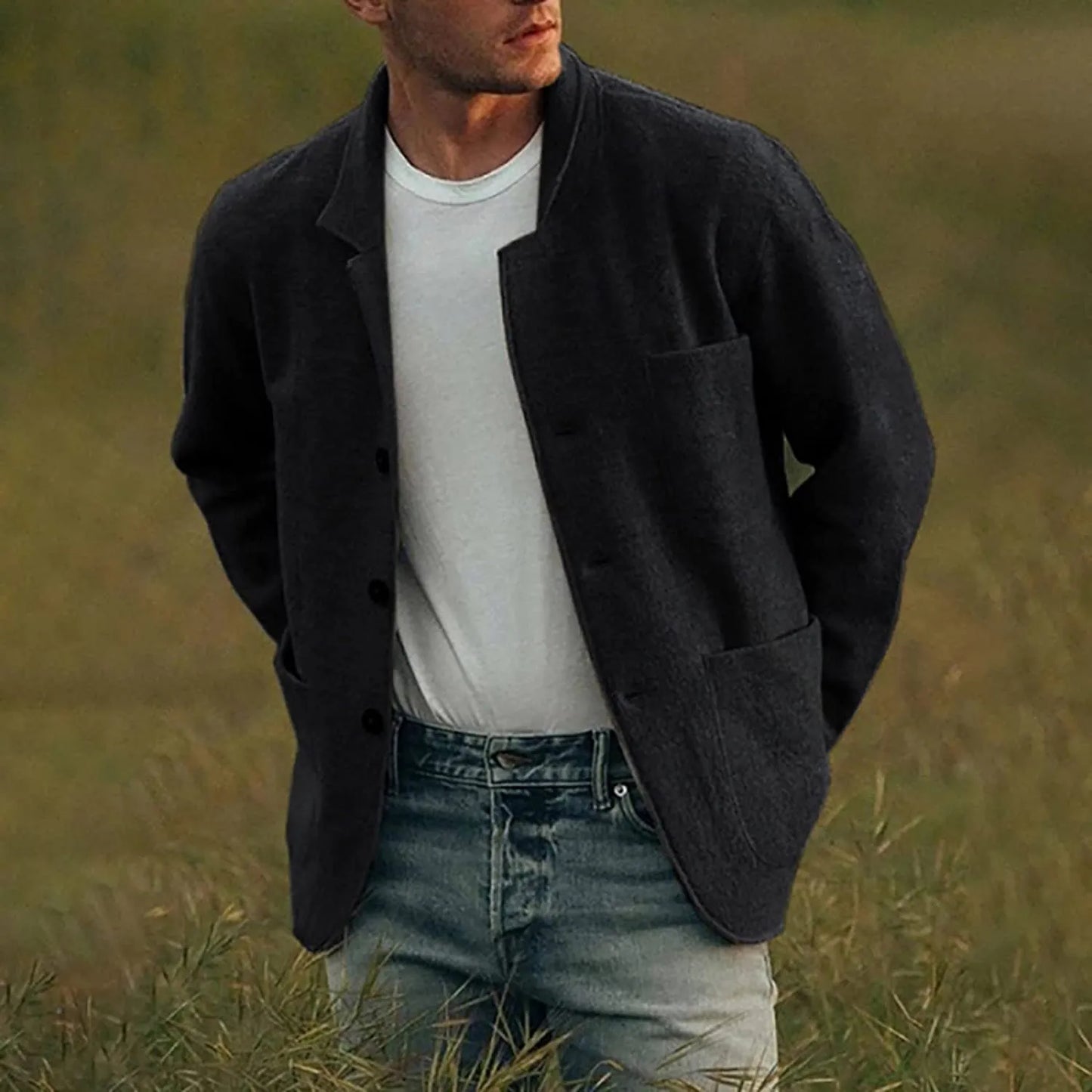 Blazer élégant homme avec poches multiples, coupe chic et moderne, couleur neutre, parfait pour toutes occasions.