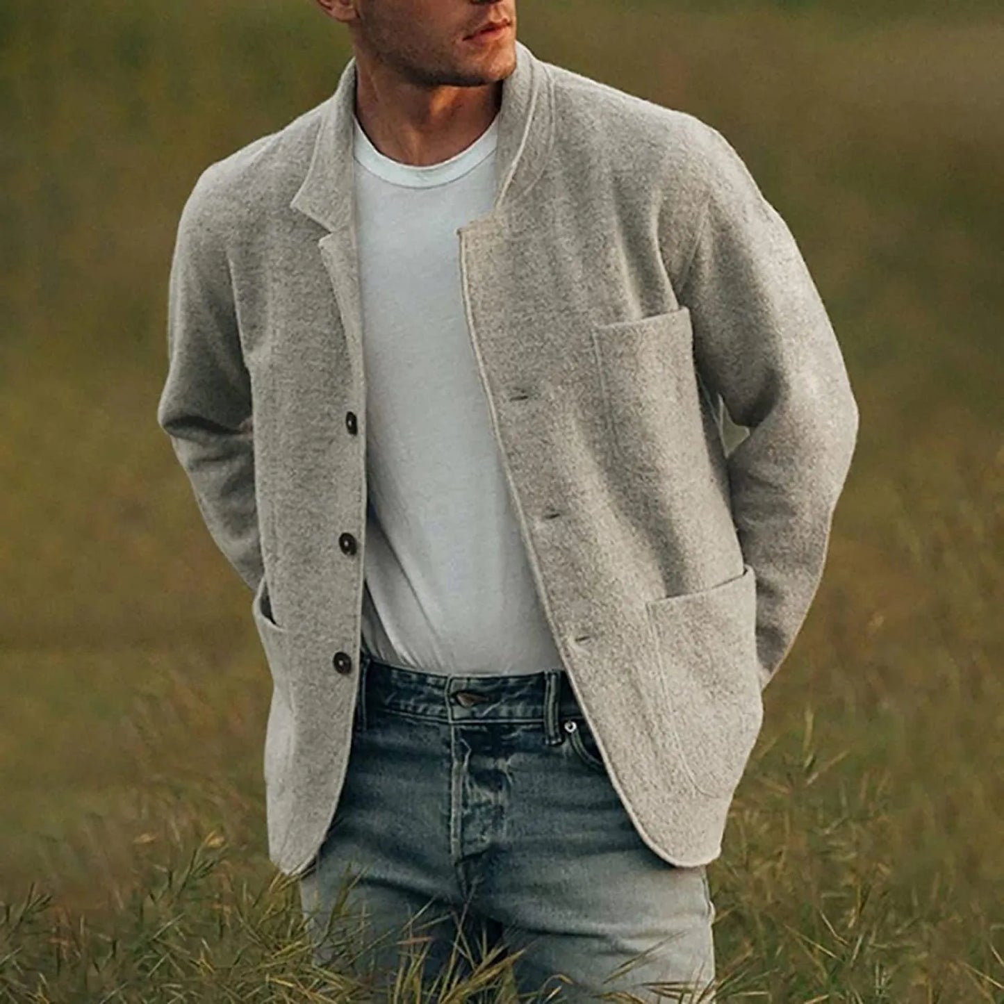 Blazer élégant homme avec poches multiples, coupe chic et moderne, couleur neutre, parfait pour toutes occasions.