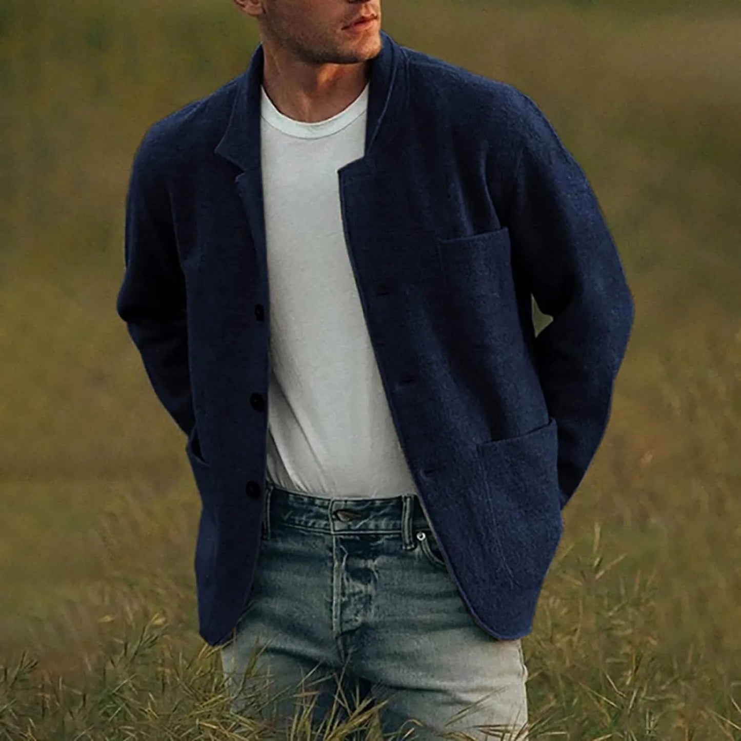 Blazer élégant homme avec poches multiples, coupe chic et moderne, couleur neutre, parfait pour toutes occasions.