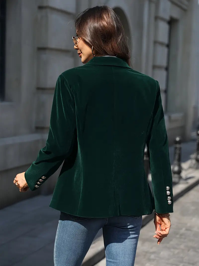 "Blazer femme en velours doux, coupe cintrée, boutonnage simple, élégance classique, idéal pour toutes occasions."