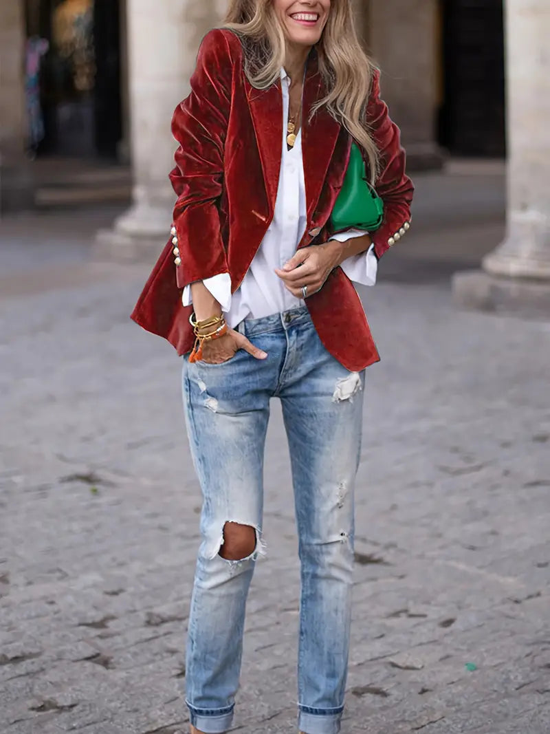 "Blazer femme en velours doux, coupe cintrée, boutonnage simple, élégance classique, idéal pour toutes occasions."