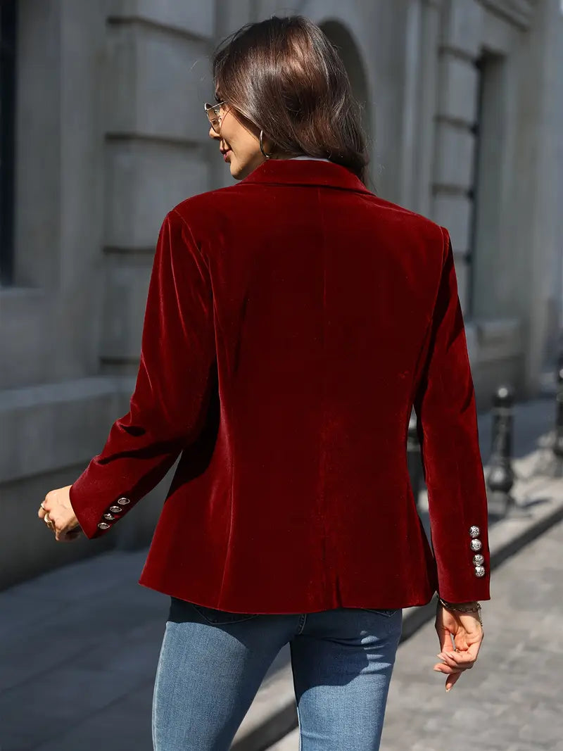 "Blazer femme en velours doux, coupe cintrée, boutonnage simple, élégance classique, idéal pour toutes occasions."