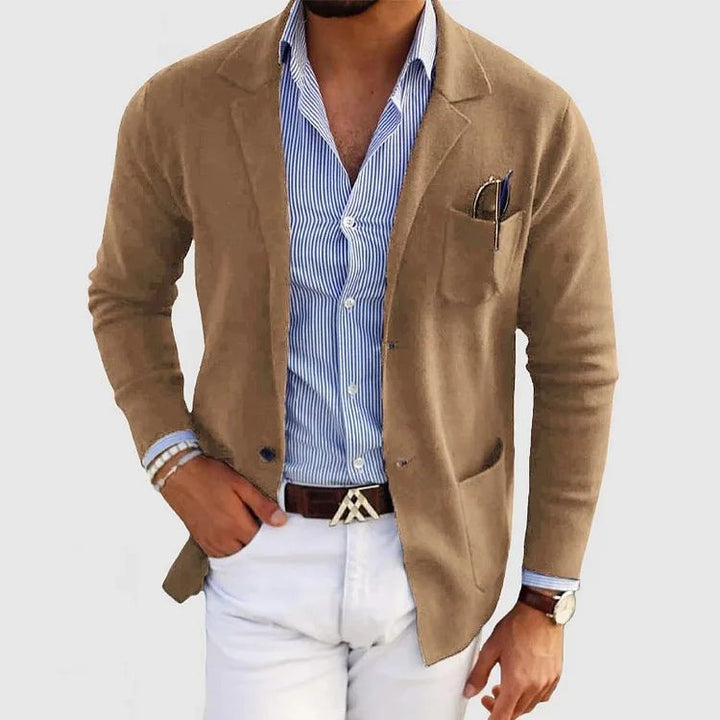 Blazer homme bleu décontracté en laine, élégant et confortable, lignes épurées, adapté pour bureau ou sorties chic.