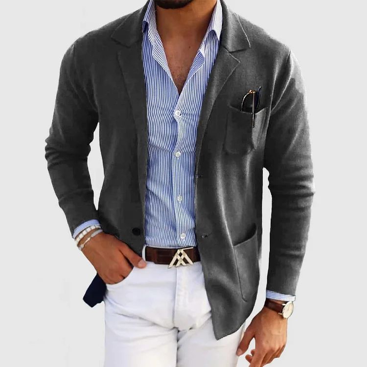 Blazer homme bleu décontracté en laine, élégant et confortable, lignes épurées, adapté pour bureau ou sorties chic.