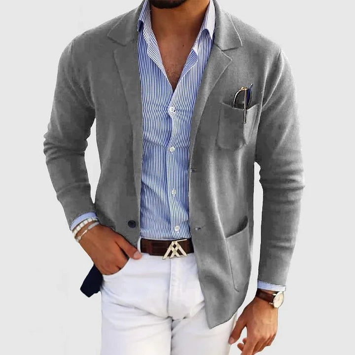 Blazer homme bleu décontracté en laine, élégant et confortable, lignes épurées, adapté pour bureau ou sorties chic.
