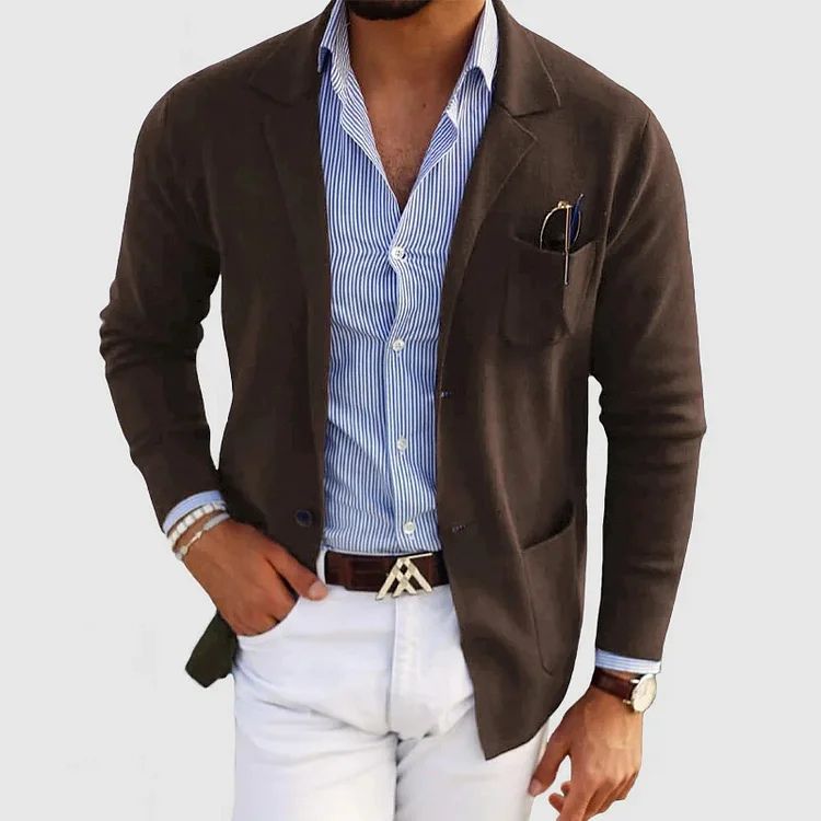 Blazer homme bleu décontracté en laine, élégant et confortable, lignes épurées, adapté pour bureau ou sorties chic.