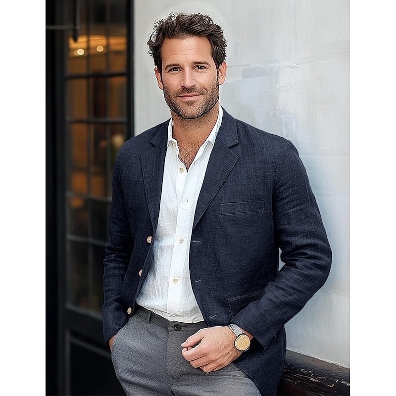 "Blazer homme chic en tissu bleu, coupe fluide, boutons noirs, pour une élégance professionnelle et décontractée."