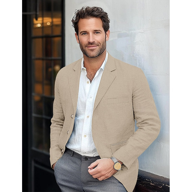 "Blazer homme chic en tissu bleu, coupe fluide, boutons noirs, pour une élégance professionnelle et décontractée."