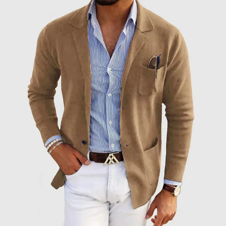 "Blazer homme décontracté avec col revers, poches bouton, style moderne, élégant et polyvalent pour toute occasion."