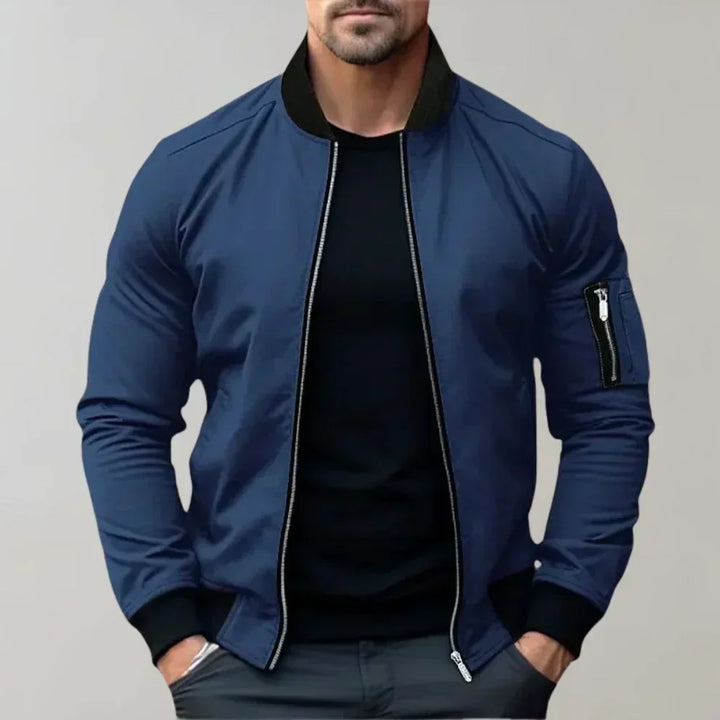 "Blouson bomber homme élégant bleu, style moderne, léger avec poches, parfait pour tenue décontractée et sorties urbaines."