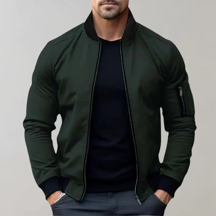 "Blouson bomber homme élégant bleu, style moderne, léger avec poches, parfait pour tenue décontractée et sorties urbaines."