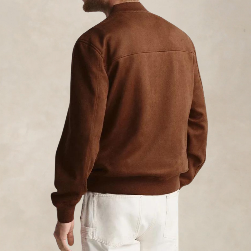 "Blouson en daim homme, style bomber, fermeture zippée, bords côtes élégants, couleur marron, pour look décontracté raffiné."
