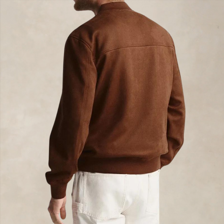 "Blouson en daim homme, style bomber, fermeture zippée, bords côtes élégants, couleur marron, pour look décontracté raffiné."