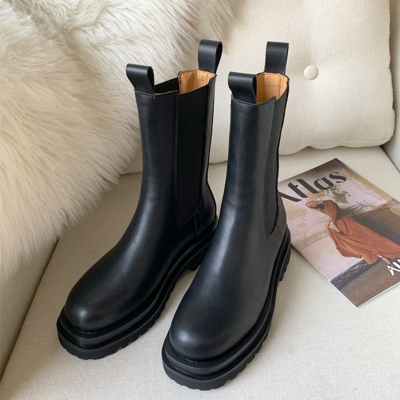 "Bottes élégantes pour femmes, silhouette moderne, confort toutes saisons, polyvalentes et assorties à diverses tenues"