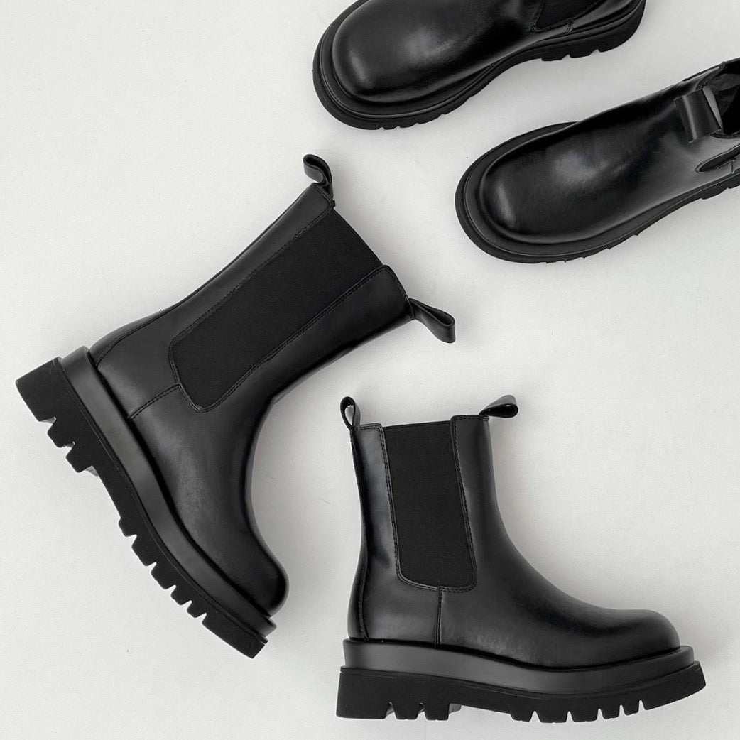"Bottes élégantes pour femmes, silhouette moderne, confort toutes saisons, polyvalentes et assorties à diverses tenues"