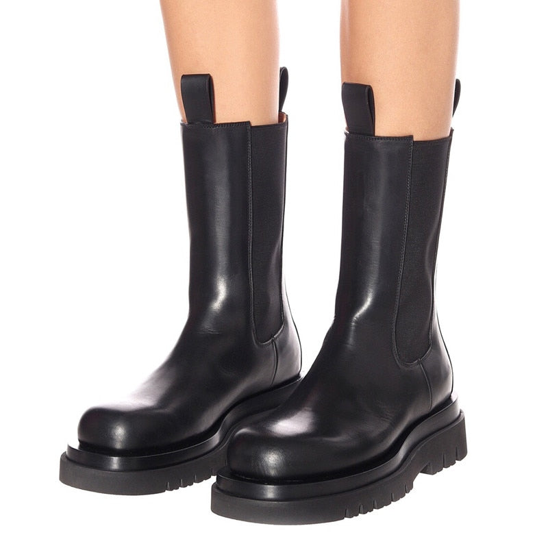 "Bottes élégantes pour femmes, silhouette moderne, confort toutes saisons, polyvalentes et assorties à diverses tenues"