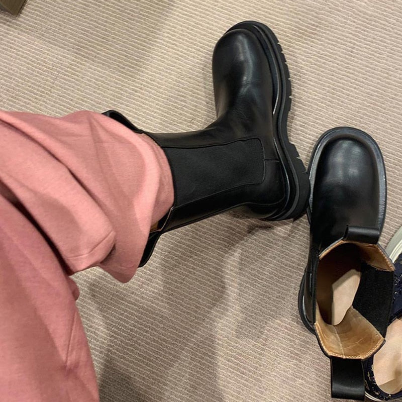 "Bottes élégantes pour femmes, silhouette moderne, confort toutes saisons, polyvalentes et assorties à diverses tenues"