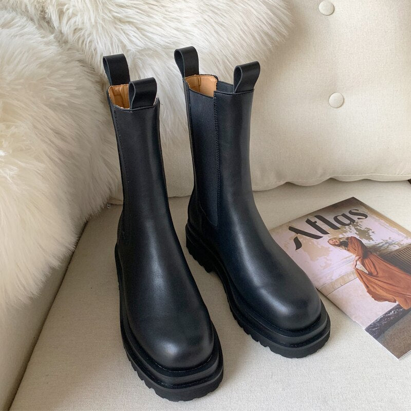 "Bottes élégantes pour femmes, silhouette moderne, confort toutes saisons, polyvalentes et assorties à diverses tenues"