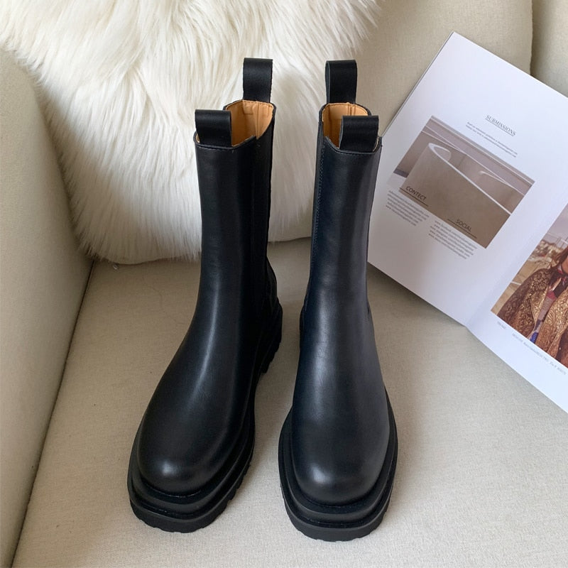 "Bottes élégantes pour femmes, silhouette moderne, confort toutes saisons, polyvalentes et assorties à diverses tenues"