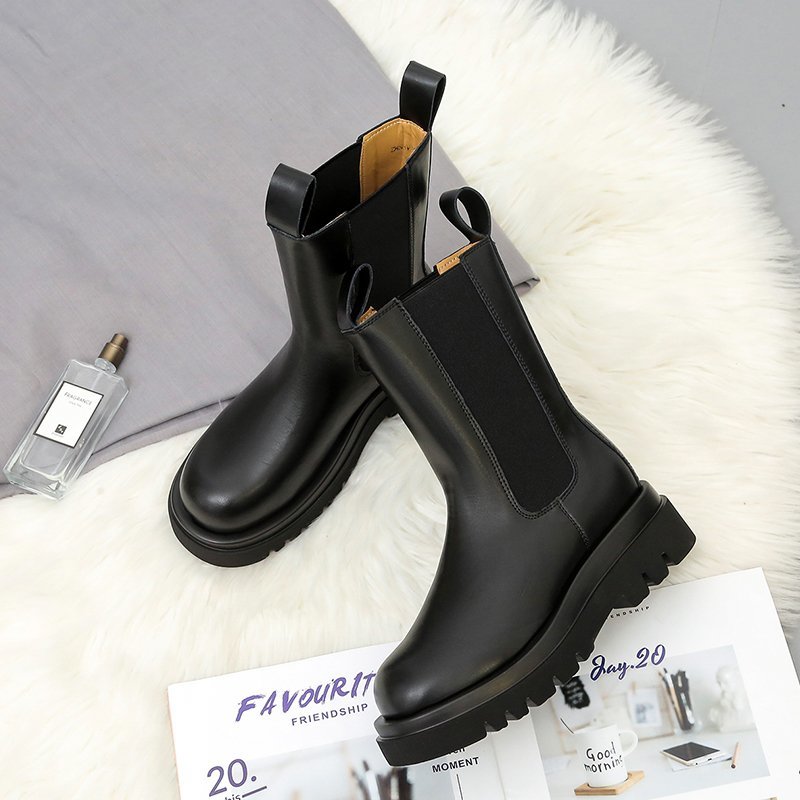"Bottes élégantes pour femmes, silhouette moderne, confort toutes saisons, polyvalentes et assorties à diverses tenues"