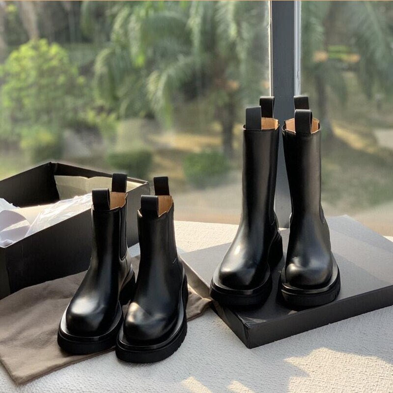 "Bottes élégantes pour femmes, silhouette moderne, confort toutes saisons, polyvalentes et assorties à diverses tenues"