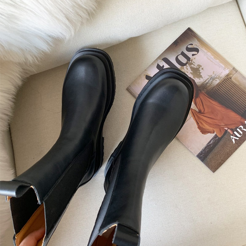 "Bottes élégantes pour femmes, silhouette moderne, confort toutes saisons, polyvalentes et assorties à diverses tenues"