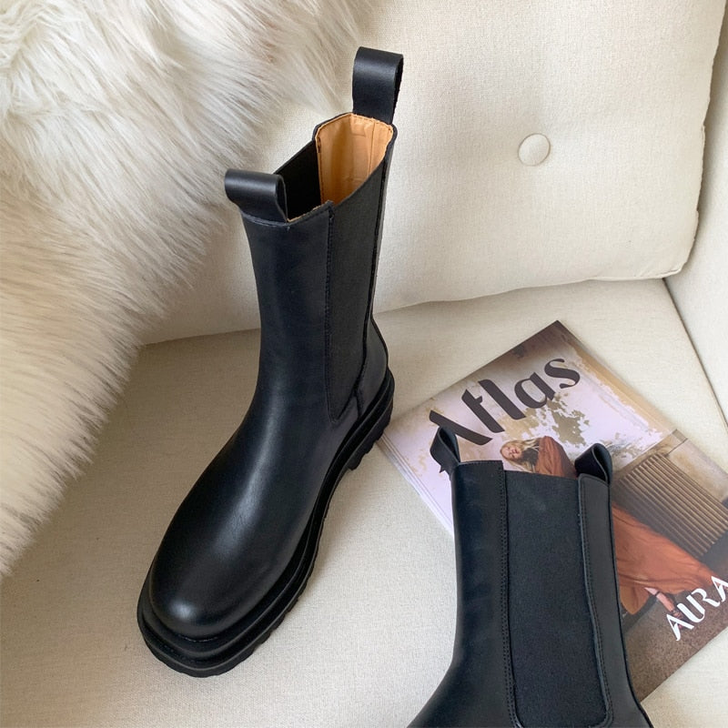 "Bottes élégantes pour femmes, silhouette moderne, confort toutes saisons, polyvalentes et assorties à diverses tenues"