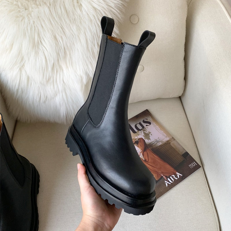 "Bottes élégantes pour femmes, silhouette moderne, confort toutes saisons, polyvalentes et assorties à diverses tenues"
