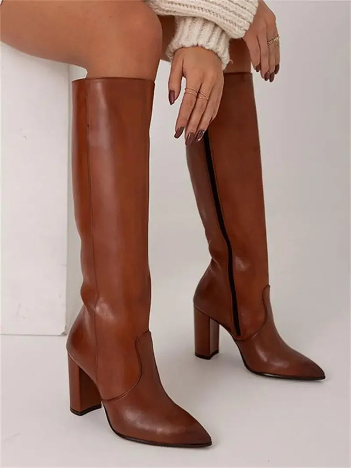 "Bottes Élodie élégantes en cuir véritable, silhouette moderne, confort et style chic pour femmes, vue en perspective."