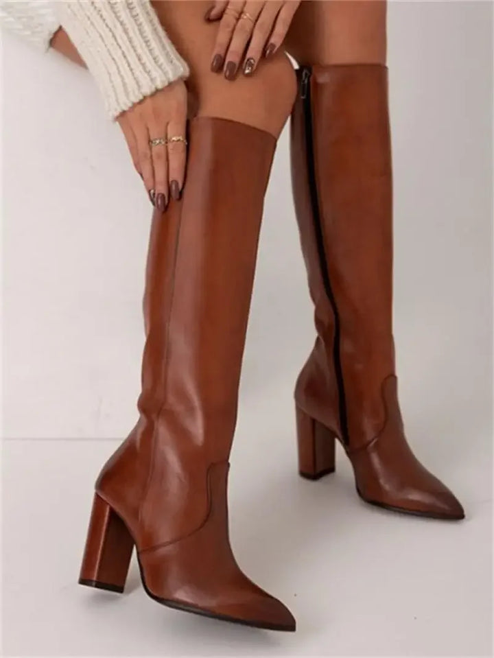 "Bottes Élodie élégantes en cuir véritable, silhouette moderne, confort et style chic pour femmes, vue en perspective."