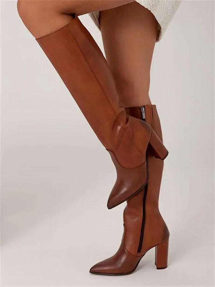 "Bottes Élodie élégantes en cuir véritable, silhouette moderne, confort et style chic pour femmes, vue en perspective."