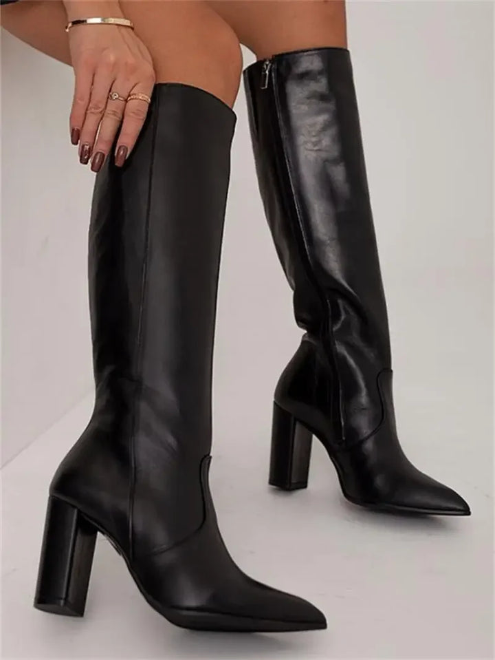 "Bottes Élodie élégantes en cuir véritable, silhouette moderne, confort et style chic pour femmes, vue en perspective."