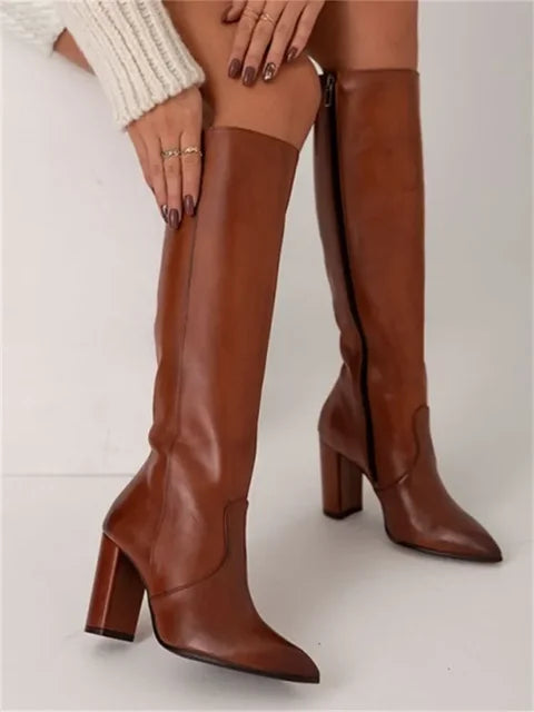 "Bottes Élodie élégantes en cuir véritable, silhouette moderne, confort et style chic pour femmes, vue en perspective."