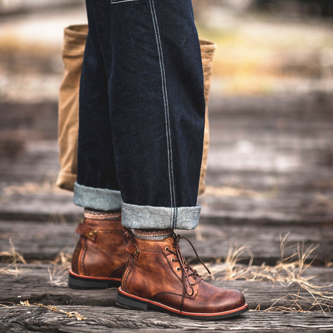 Bottes en cuir marron pour hommes, robustes et élégantes, avec semelles en caoutchouc pour confort et durabilité.