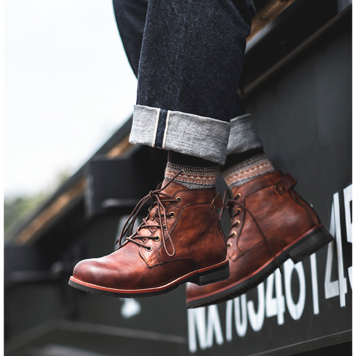 Bottes en cuir marron pour hommes, robustes et élégantes, avec semelles en caoutchouc pour confort et durabilité.