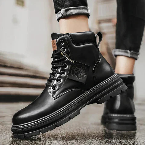 "Bottes en cuir pour hommes, élégantes brunes, confortables et robustes, semelle adhérente pour style chic intemporel."