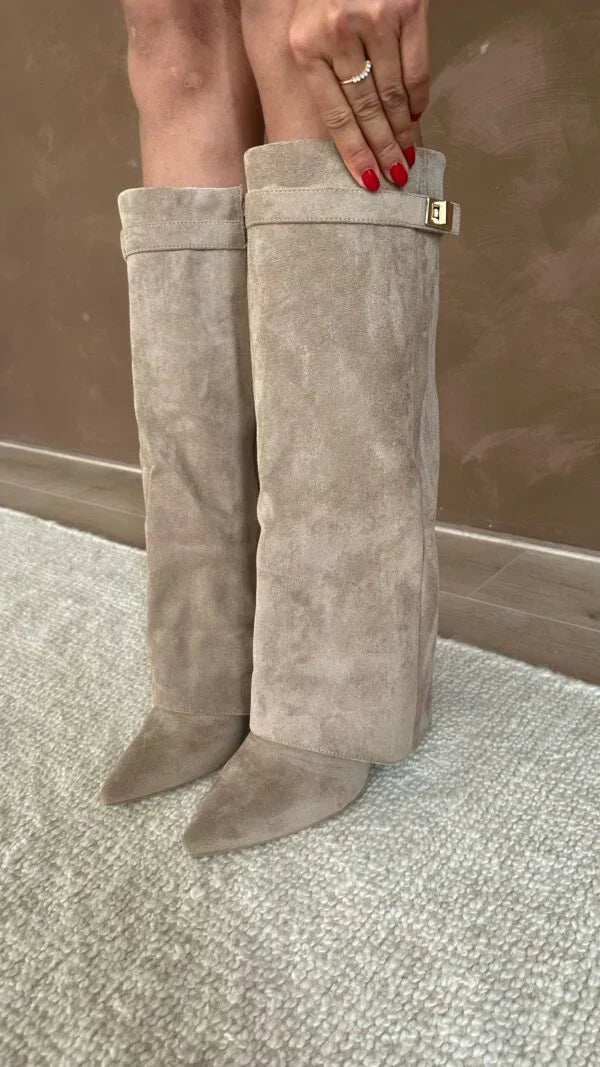 "Bottes hautes suédine pour femme avec boucle dorée, bout pointu et talon compensé élégant pour un style chic et confortable.