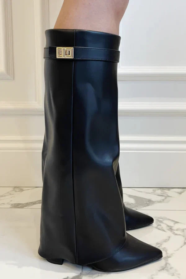 "Bottes hautes suédine pour femme avec boucle dorée, bout pointu et talon compensé élégant pour un style chic et confortable.