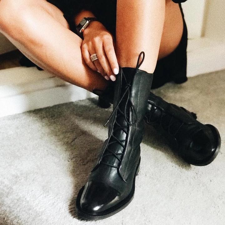 "Bottines élégantes en cuir premium à lacets avec bout pointu, talon bas, couleur marron et noir pour femmes."