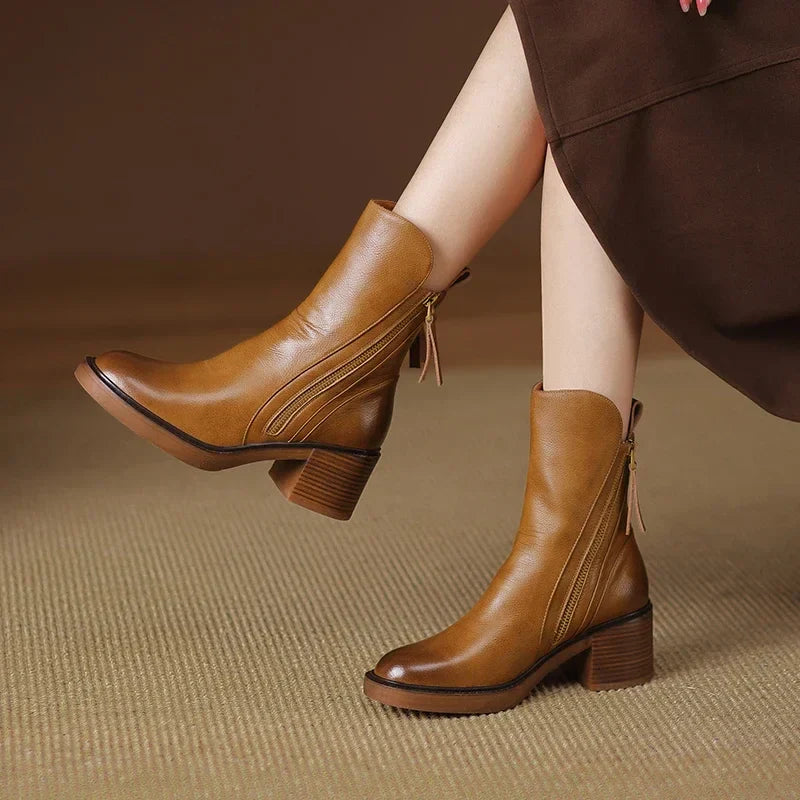 Bottines en cuir premium pour femme, élégantes et confortables, idéales pour un style moderne et durable.