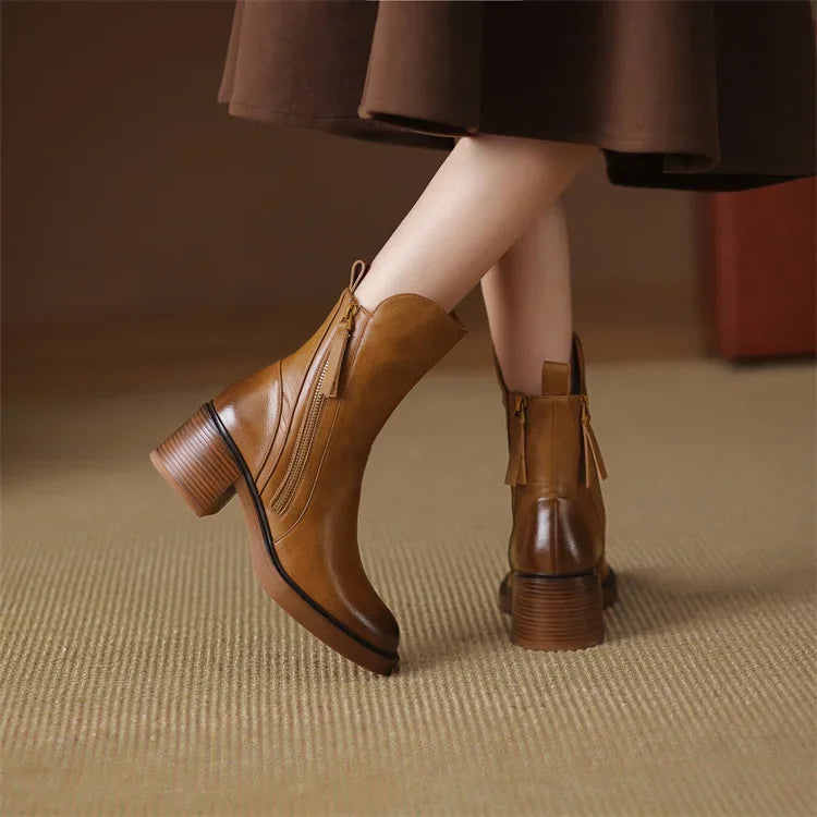 Bottines en cuir premium pour femme, élégantes et confortables, idéales pour un style moderne et durable.
